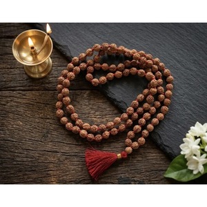 Pulsera de cuentas de Rudraksh sagrado - Mala hecha a mano - 108 cuentas de Rudraksh - Jaipur, India - Product Image 2