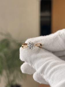 Anillo Solitario Redondo de Diamante Cultivado en Laboratorio Moderno de Oro de 18K con Banda Doble Entrelazada para Mujer 2.087, Joyería Fina - Product Image 3