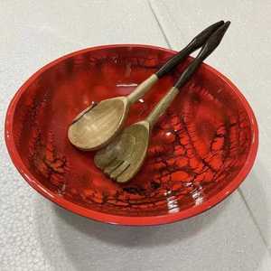 Bol à salade en bois émaillé rouge craquelé avec cuillères, plat de service pour fruits, vaisselle élégante pour la cuisine - Product Image 1