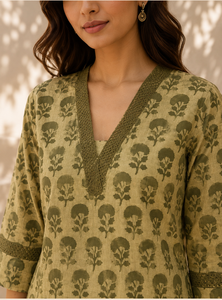 Kurti vert olive à imprimé floral pour femme, col en V, manches trois quarts, coupe droite, tunique ethnique, décontractée, confortable, à porter au quotidien - Product Image 3