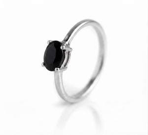 Anillo Elegante para Mujer Rhaya Jewels, Chapado en Rodio, Plata de Ley 925, Corte Ovalado, Ónix Negro, Engaste de Garras, Banda Delicada, Moderno, para Compromiso - Product Image 3