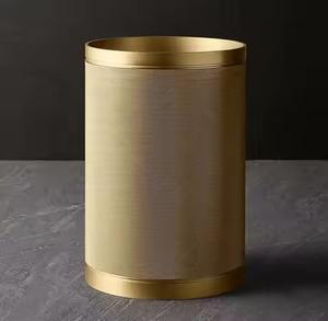 Poubelle en métal au fini luxueux pour salon, rehausse l'aspect intérieur sophistiqué - Product Image 1