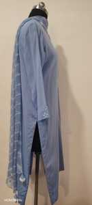 Kurta en coton bleu clair pour femmes avec col brodé, coupe ample, longueur midi, tenue décontractée traditionnelle indienne - Product Image 3