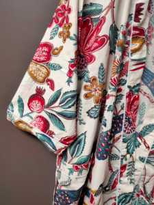 Robe kimono en coton imprimé fleuri beige – Style bohème, longue, ouverte sur le devant, avec ceinture à nouer à la taille - Product Image 2