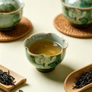 Atractiva Taza de Té de Cerámica Hecha a Mano con Diseño Floral de Loto, Estilo Chino Tradicional para el Té de la Tarde - Product Image 3