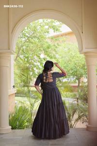 Robe de soirée évasée et à volants en coton Cora de bonne qualité avec broderies multi-fils et miroir, pour femme, exportateur de mode, fournisseur indien - Product Image 3