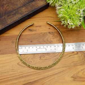 Collier ras du cou ethnique en laiton finition or antique et finition polie, idéal pour les fêtes, mariages et événements festifs, produit très demandé - Product Image 2