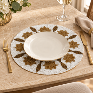 Weißes und Antik-Goldenes Glasperlen-Tischset mit Blumenmuster |   Elegante Runde Dekorative Tischmatte für Luxuriöses Speisen und Eleganz - Product Image 4