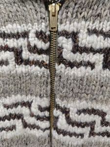 Cárdigan con botones tejido a mano para hombre, informal, hecho a mano, logotipo frontal, comodidad lujosa, elegancia atemporal, patrones intrincados - Product Image 3