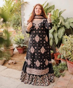Conjunto de Moda: Top Sharara con Bordado de Lentejuelas y Dupatta Negro 84919 - Product Image 1