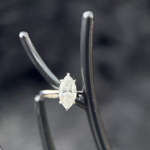 Bague en diamant taille marquise 1,50 ct D VS1 certifiée IGI Or blanc 14 carats Bijoux de fiançailles et de mariage - Product Image 4