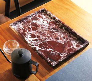 Plateau de service en marbre gris de luxe avec base antidérapante pour une présentation sécurisée du petit-déjeuner au lit et une présentation élégante en chambre d'hôtel - Product Image 5