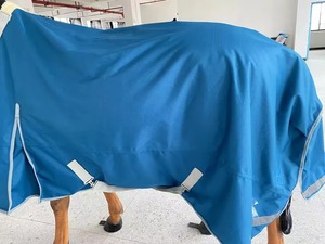 Couverture équestre de haute qualité pour chevaux, fabriquée par le fabricant, pour la course, hiver, été, en tissu polaire, avec options de rembourrage en coton. - Product Image 3