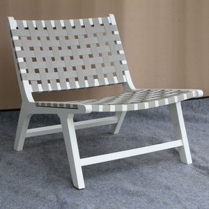 Fauteuil de salon moderne en bois d'acajou massif blanc avec sangles grises - Product Image 1