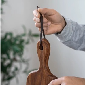Planche à découper en bois de noyer personnalisée avec poignée, compatible lave-vaisselle, écologique, pour la cuisine et la charcuterie - Product Image 3