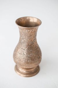 Vases à fleurs personnalisés modernes faits à la main en cuivre et en laiton gravés avec un motif spécial, décoration de table écologique - Product Image 6