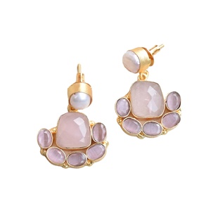 Aretes de Aro de Latón al por Mayor, Aretes de Piedra Natural Orgánica, Acabado Chapado en Oro de 18K, Diseño Boho Chic, Listos para Enviar al por Mayor - Product Image 1