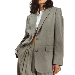 เสื้อเบลเซอร์ผู้หญิงทรงหลวม กระดุมแถวเดียว แขนยาว ผ้าไม่ยับ ระบายอากาศดี เหมาะสำหรับฤดูใบไม้ผลิ รับผลิตแบบ OEM ODM ตามสั่ง - Product Image 4