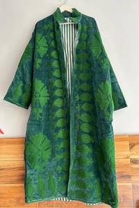 Vente en gros de manteaux longs en velours vert foncé faits à la main sur mesure avec broderie appliquée motif grenade vert ton sur ton - Product Image 4