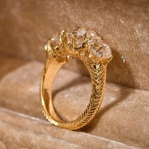 Anillo de compromiso unisex de moda con moissanita de tres piedras tallada estilo mina antigua, engaste de bisel de plata 925, certificado IGI - Product Image 5