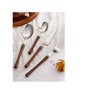 Ensemble de couverts en métal tendance avec manche en bois, s'adaptant aux goûts du décor contemporain - Product Image 1