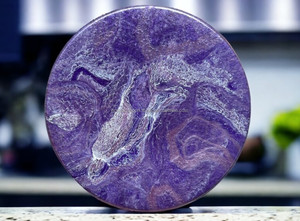 Placa giratoria de diseño moderno púrpura, arte de geoda de resina epoxi seguro para alimentos vertido a mano para comedor, cocina, sala de estar, regalo de inauguración de la casa - Product Image 5