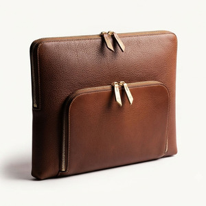 Funda Protectora Delgada para Portátil de Cuero Genuino Premium con Forro Suave y Cierre Seguro para Oficina, Viajes y Trabajo - Product Image 1