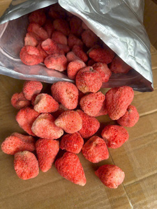 Fraises entières lyophilisées OEM de l'usine du Vietnam pour projets d'emballage de détail, ingrédients alimentaires et distribution internationale - Product Image 4