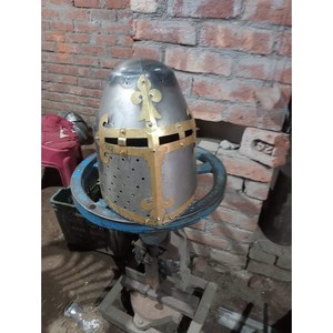 Casco de Caballero Medieval de Acero con Flor de Lis Chapada en Oro, Forma Redonda, Estilo Antiguo, Armadura para Exhibición Coleccionable de Arte - Product Image 5