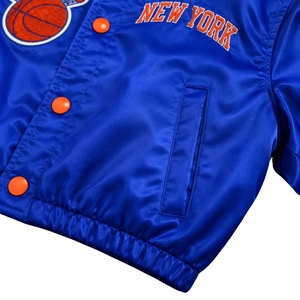 Blouson bomber court en satin bleu pour l'hiver |   Vêtement d'extérieur de style universitaire à rayures orange pour les fans de basketball, streetwear athlétique tendance - Product Image 2