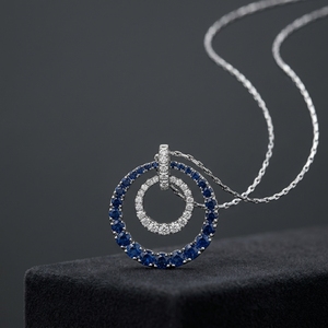 Pendentif en or blanc 18 carats avec diamants, pendentif double cercle concentrique avec saphir bleu et diamants de laboratoire taille ronde - Product Image 1