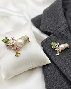Broche de Pájaro Dorado Vintage con Perlas, Diamantes de Imitación, Flores Esmaltadas y Piedras de Zirconia, Pin de Solapa, Joyería para Mujeres y Hombres - Product Image 1