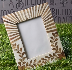 Elegante Marco de Fotos Rectangular Vertical Hecho a Mano con Madera y Resina, Diseño con Patrón de Hojas y Rayos de Sol - Product Image 3