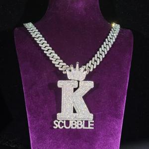 Collar con Nombre Personalizado con Cadena Cubana, Cierre de Corona y Colgantes de Letras, Joyería Personalizada en Línea en India - Product Image 2