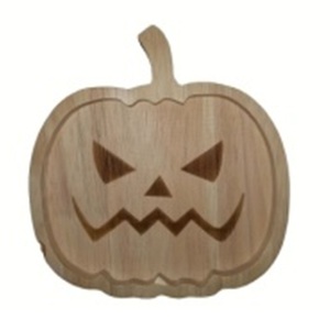 Tabla de cortar de madera redonda hecha a mano con forma de calabaza de Halloween, con opción de colgar con cuerda natural, personalizable para el hogar, hotel o restaurante. - Product Image 3