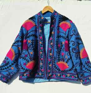 Chaqueta Acolchada Suzani de Terciopelo Verde Hecha a Mano con Bordado Verde Azulado, Patrones Florales Atrevidos, Forro de Algodón, Ecológica y Transpirable - Product Image 3