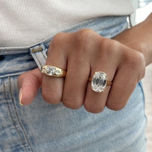 Anillo de lujo de oro amarillo macizo de 14k con diamante cultivado en laboratorio certificado IGI de 6.32 quilates con corte cojín, halo milgrain y diseño floral tipo galería. - Product Image 3