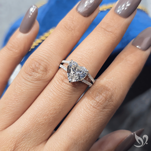 Bague de fiançailles en or blanc 10K avec diamant de laboratoire 3 carats en forme de cœur, double pavé, bande fendue, certifiée IGI - Product Image 5