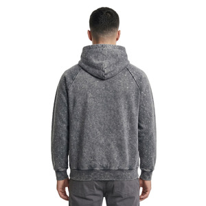 เสื้อฮู้ดดี้ฟอกสีแบบกำหนดเองสำหรับผู้ชาย ผ้าฟลีซหนานุ่ม ทรงบ็อกซี่ แขนเสื้อประดับเพชร สตรีทแวร์ โลโก้สั่งทำได้ ขายส่ง รับผลิตแบบ OEM - Product Image 3