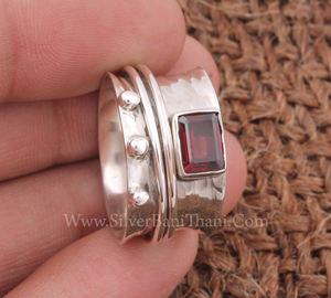 แหวนเงินแท้ 925 ประดับพลอยโกเมนสีแดงธรรมชาติแบบจุด ดีไซน์หมุนได้ ของขวัญวันเกิดเดือนมกราคม เครื่องประดับวินเทจ แหวนหมุนได้ สั่งทำได้ ขายส่ง - Product Image 5