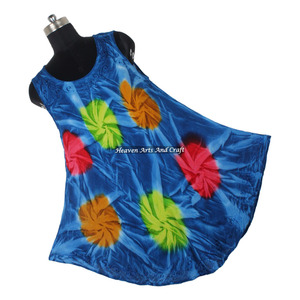 Robe longue d'été tendance pour les stations balnéaires, sans manches, en rayonne douce, style parapluie, motif tie-dye coloré pour femme - Product Image 5