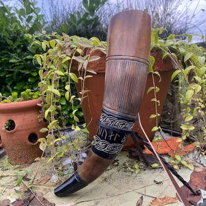 Cuerno Vikingo Artesanal para Beber con Grabado de Nudos y Runas, Cuerno Medieval para Cerveza con Correa de Cuero - Product Image 1