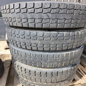 Pneu de camion d'occasion fiable 11R22.5, construction radiale, caoutchouc naturel, pour transport longue distance, forte adhérence de la bande de roulement pour l'essieu avant, 2 ans - Product Image 2