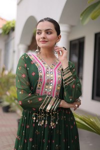 Magnifique robe longue en soie pour femme, style indien, pour les Navratri, avec travail de miroirs et bordure en dentelle, élégante, pour les fêtes. - Product Image 6