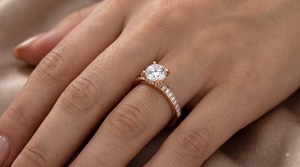 Bague de fiançailles solitaire brillante 0,70 carats, luxe, pavé de pierres latérales, sertie de diamants, pierre centrale sertie à griffes, or, IGI, anniversaire - Product Image 3