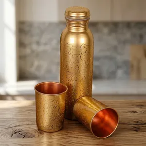 Bouteille d'eau PC 750 ml sans BPA, transparente, avec poignée rabattable et paille intégrée pour boire directement, idéale pour le cyclisme, le camping et les cadeaux d'affaires. - Product Image 1