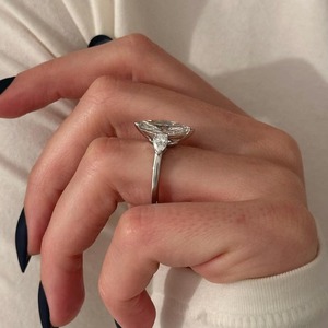 Bague à trois pierres en diamant de laboratoire en forme de poire, or blanc 18 carats, certification IGI, clarté VVS, 3 carats au total, pour mariage et fiançailles - Product Image 6