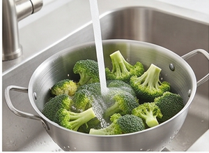 Passoire en acier inoxydable avec deux poignées, passoire de cuisine durable pour laver et égoutter les fruits et légumes - Product Image 2