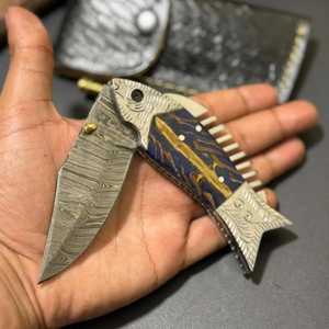 Cuchillo Plegable Multiusos de Acero de Damasco SHARP POINT TRADES con Mango de Madera, Hoja de Punta Caída y Apertura con Perilla, Garantía de 3 Años - Product Image 3