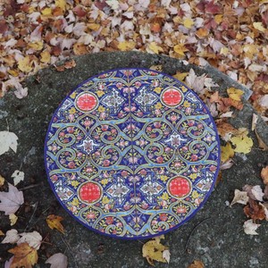 Lazy Susan de Cerámica Hecha a Mano, Redonda, con Diseño Floral Oriental Pintado a Mano, Motivo de Plantas en Azul, Rojo y Amarillo - Product Image 1